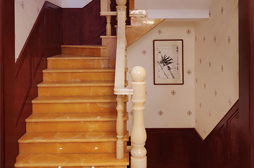 雨花台中式别墅室内汉白玉石楼梯的定制安装装饰效果